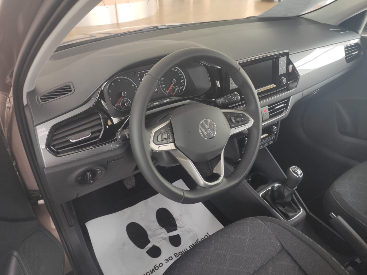 Volkswagen Polo лифтбек 1.6 л., 16-кл., (110л.с.) 5МТ., Бежевый Titanium
