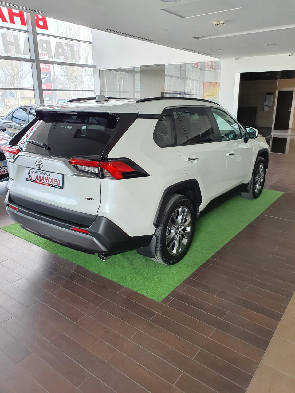 Toyota RAV4 2.5 199 л.с. 8АКП. Комплектации Prestige Safety 2021 года  выпуска, цвет белый перламутр. | Купить новый автомобиль в Донецке ДНР, в  наличии и под заказ | Автосалон Авангард