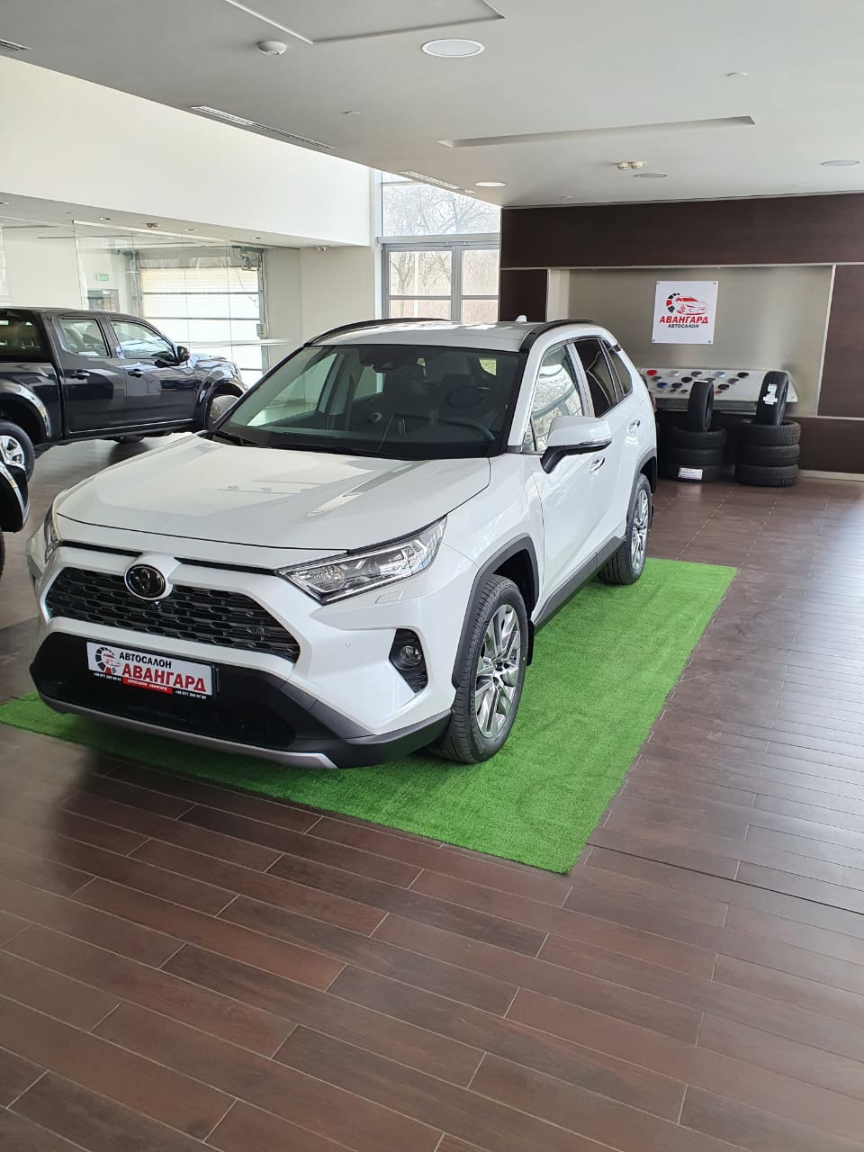 Toyota RAV4 2.5 199 л.с. 8АКП. Комплектации Prestige Safety 2021 года  выпуска, цвет белый перламутр. | Купить новый автомобиль в Донецке ДНР, в  наличии и под заказ | Автосалон Авангард