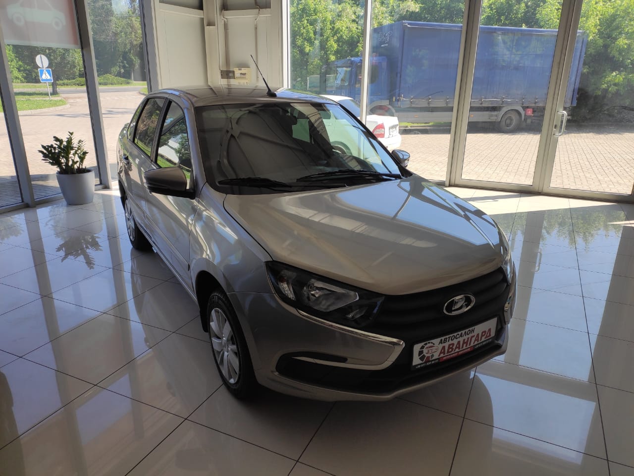 Lada Granta (Лада Гранта) седан 1.6 л 8-кл. (90 л.с.), 5МТ. Comfort,  Серебристо-серый. 2021 | Купить новый автомобиль в Донецке ДНР, в наличии и  под заказ | Автосалон Авангард