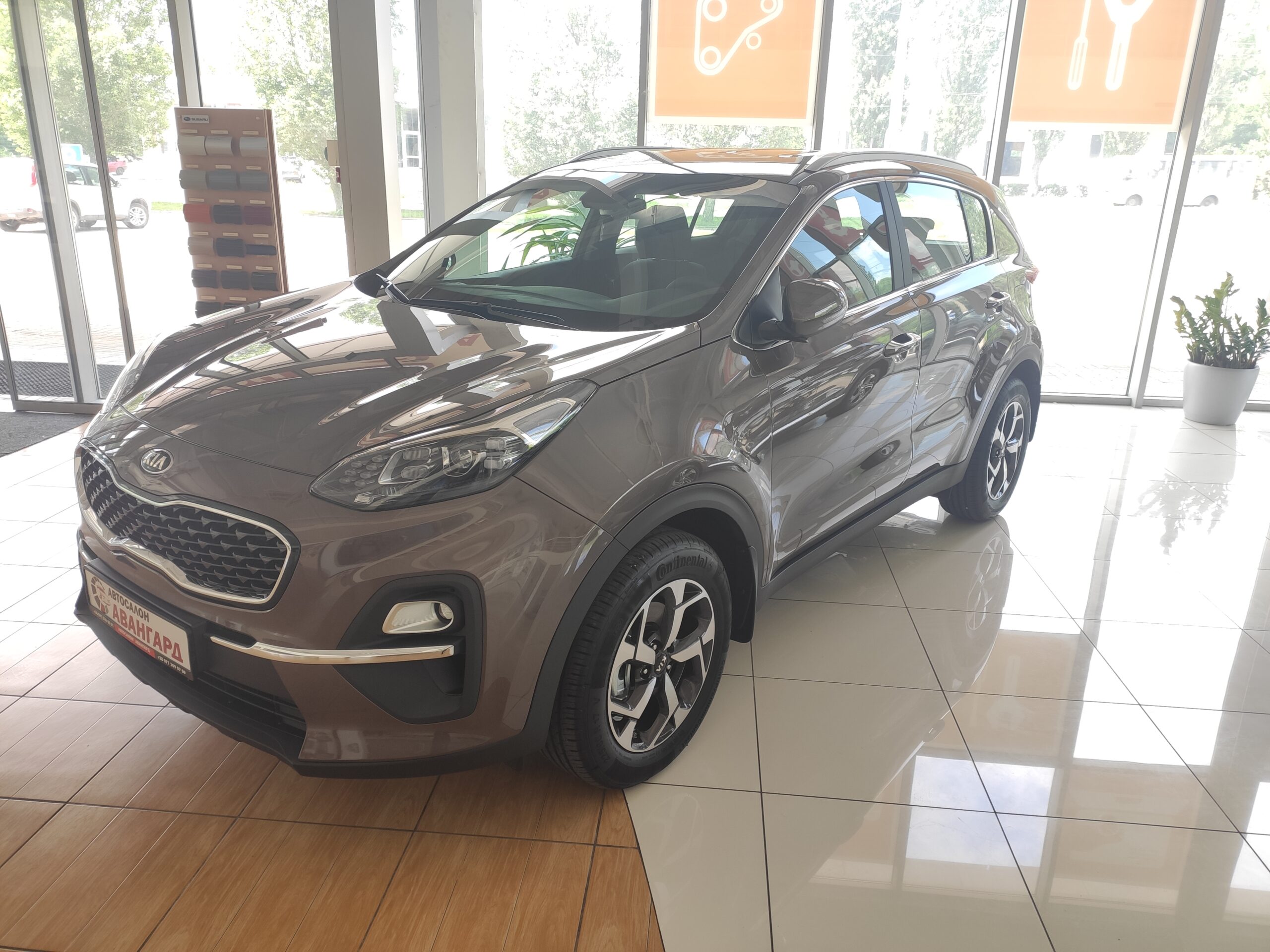 Kia Sportage 2.0 (150 л. c.), 6АТ. Привод передний, Luxe +. Коричневый.  2021 | Купить новый автомобиль в Донецке ДНР, в наличии и под заказ |  Автосалон Авангард