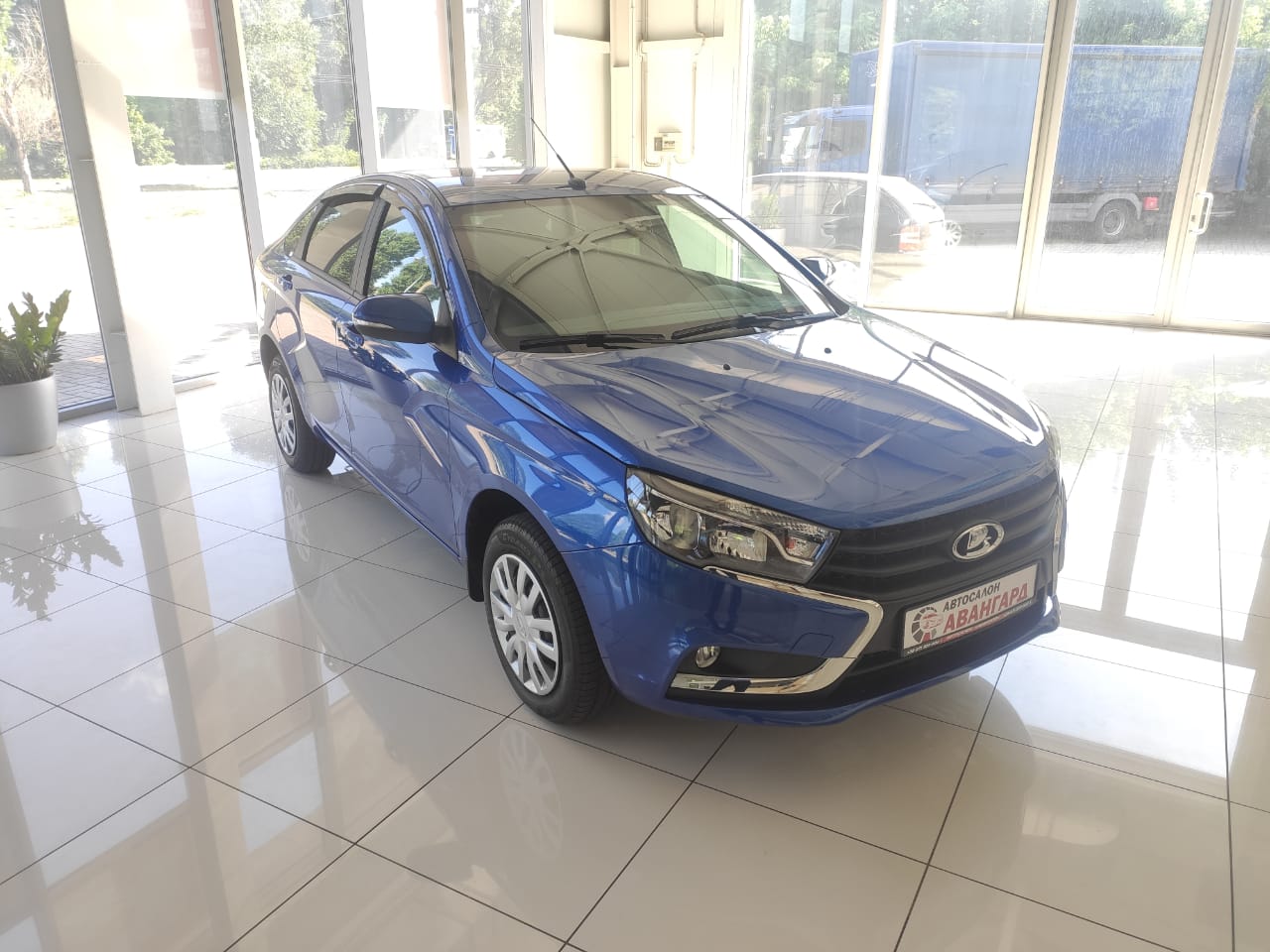 LADA VESTA СЕДАН 1.6 л 16-кл. (106 л.с.), 5МТ, Comfort-Winter, Ярко-синий  «Дайвинг» 2021 | Купить новый автомобиль в Донецке ДНР, в наличии и под  заказ | Автосалон Авангард