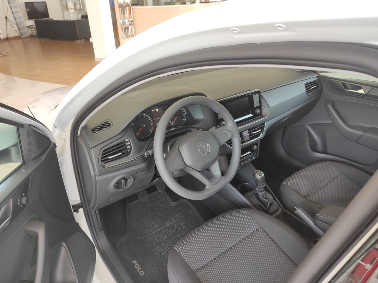 Volkswagen Polo лифтбек 1.6 л. (110 л.с.), 5МТ Respect + Пакет »Зимний» + Центральный подлокотник спереди с нишей, Белый 2021