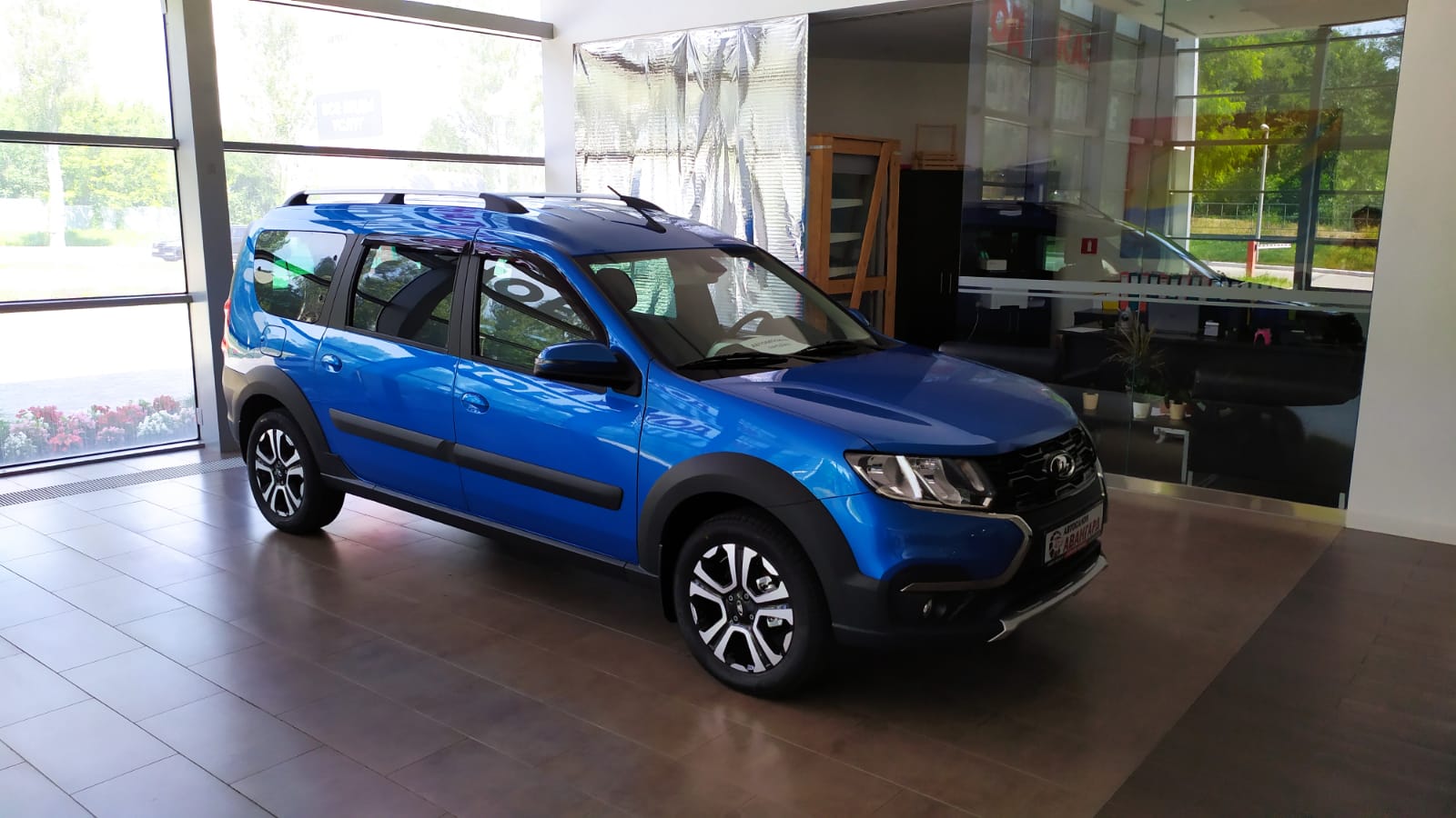 Lada Largus Cross 1.6 л 16-кл., 5МТ. Luxe-Prestige. 7 мест. Лазурно-синий.  2021 | Купить новый автомобиль в Донецке ДНР, в наличии и под заказ |  Автосалон Авангард