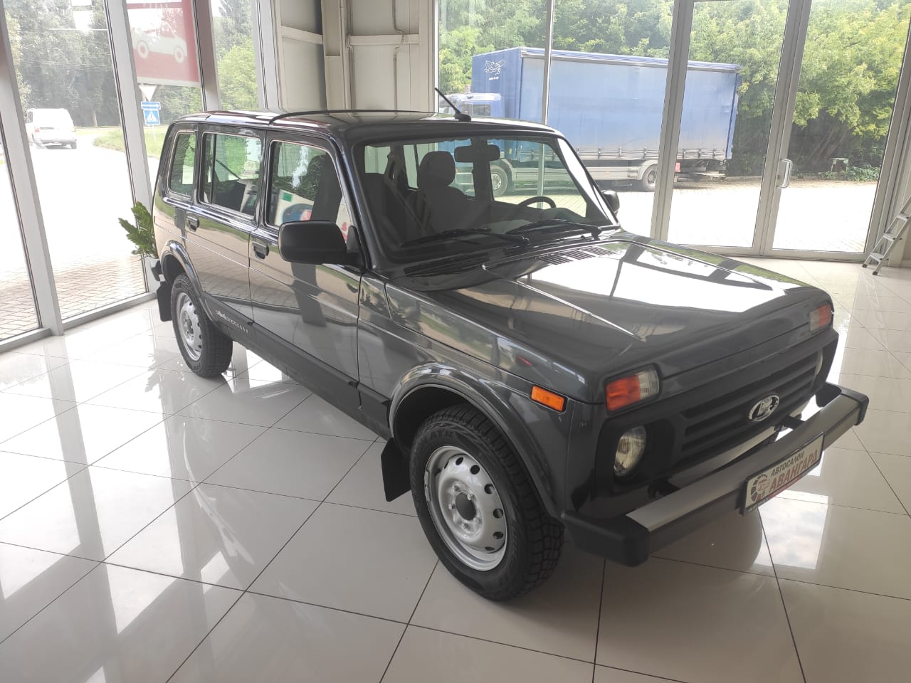 Lada Niva Legend 5 дв. 1.7 л 8 кл., 5МТ. Classic. Серый «Борнео». 2021 |  Купить новый автомобиль в Донецке ДНР, в наличии и под заказ | Автосалон  Авангард