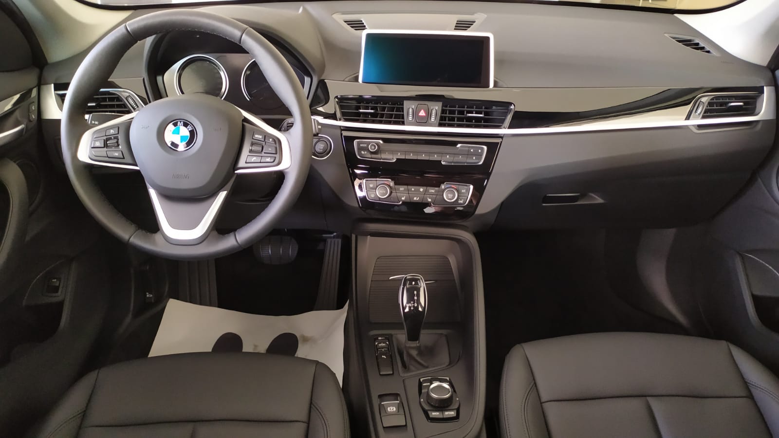 BMW X1 sDrive18i 1.5 140 л.с. 7-Steptronic. SE. Белоснежный. 2021