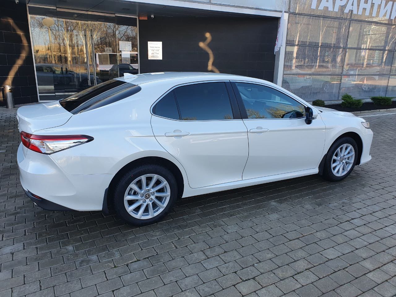 TOYOTA CAMRY 2.5л. (200 л.с.) бензин. 8 АКПП. Элеганс. Белый. 2021 | Купить  новый автомобиль в Донецке ДНР, в наличии и под заказ | Автосалон Авангард