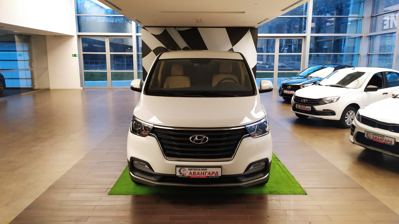 Hyundai H-1 2.5 CRDi (170 л.с.) 5АТ. Business. Белый. 2021 | Купить новый  автомобиль в Донецке ДНР, в наличии и под заказ | Автосалон Авангард