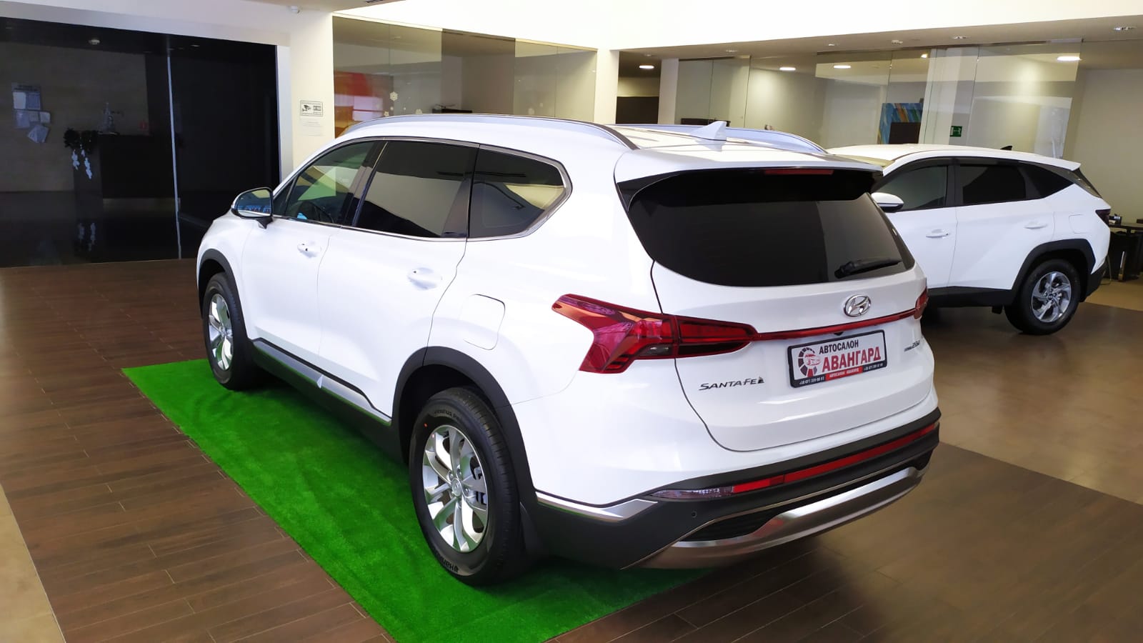 2.2 crdi 4wd. Хундай GLX 2021 белая. Торжественная выдача автомобиля Hyundai Santa Fe дилеру в автосалоне.