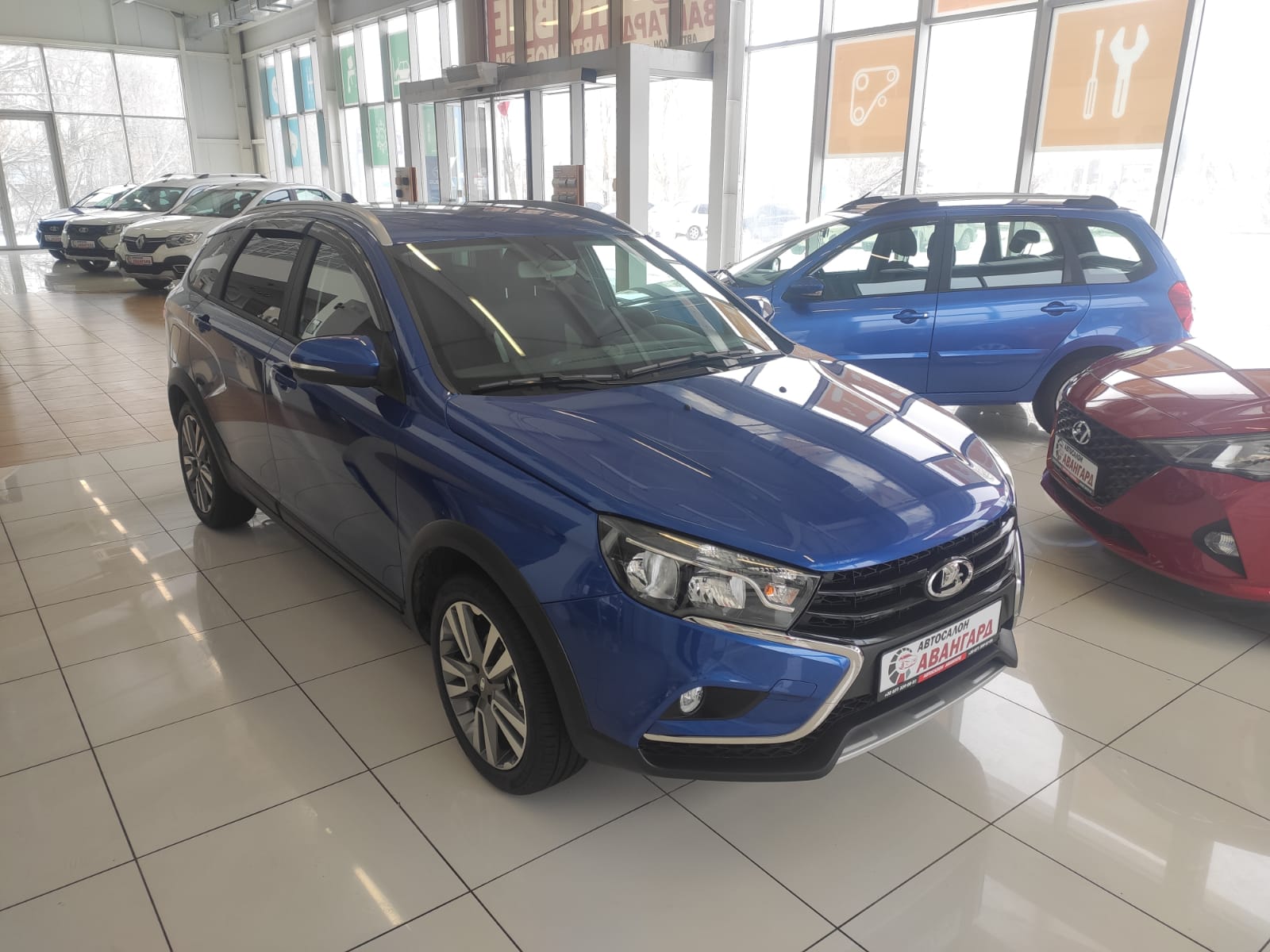 LADA VESTA SW CROSS 1.6 л., 16-кл., (106 л.с.) 5MT. Luxe EnjoY Pro.  Ярко-синий. 2021 | Купить новый автомобиль в Донецке ДНР, в наличии и под  заказ | Автосалон Авангард