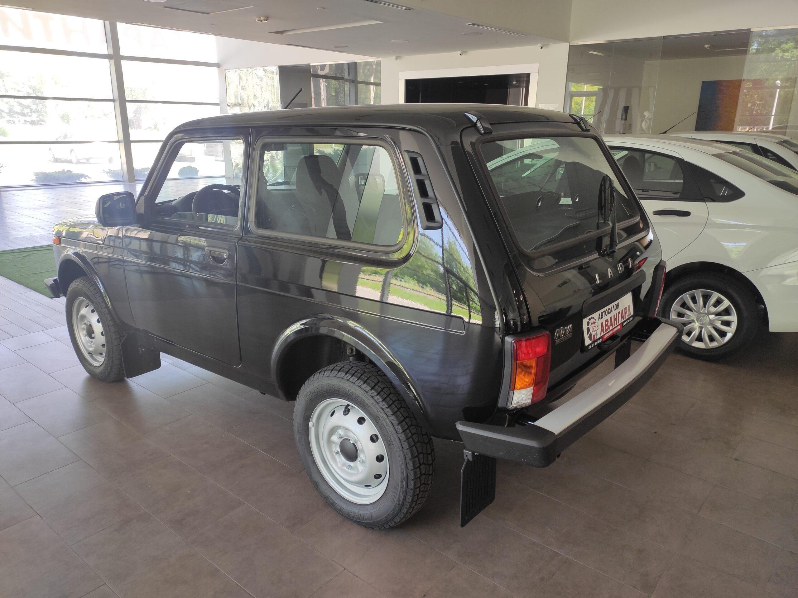 LADA NIVA LEGEND 3 ДВ. 1.7 л 8 кл. (83 л.с.), 5МТ, 4WD Classic «22»  Кондиционер, Черный «Пантера» 2022 | Купить новый автомобиль в Донецке ДНР,  в наличии и под заказ | Автосалон Авангард