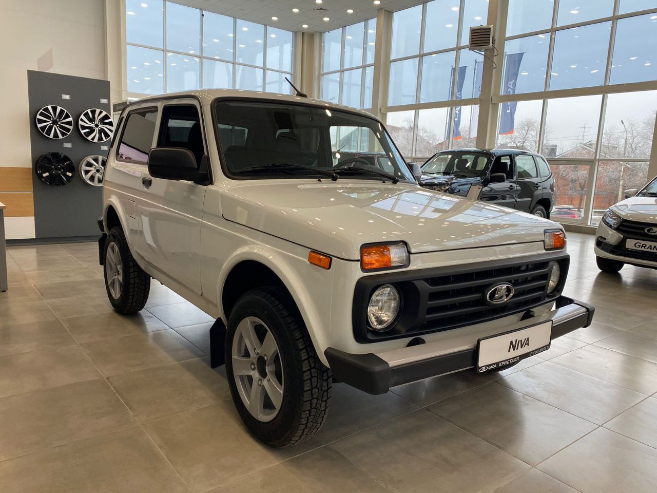 LADA Niva Legend 1.7 8кл. (83л.с.) 5МТ. 4WD. Luxe. Белый. 2022 | Купить  новый автомобиль в Донецке ДНР, в наличии и под заказ | Автосалон Авангард