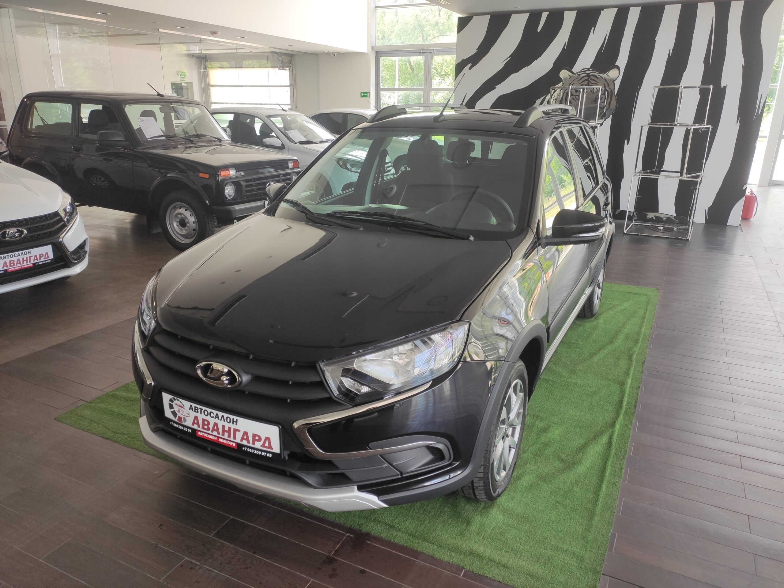 LADA GRANTA CROSS Универсал 1.6 л 8-кл. (90 л.с.), 5МТ, Comfort, Чёрный.  2023 | Купить новый автомобиль в Донецке ДНР, в наличии и под заказ |  Автосалон Авангард