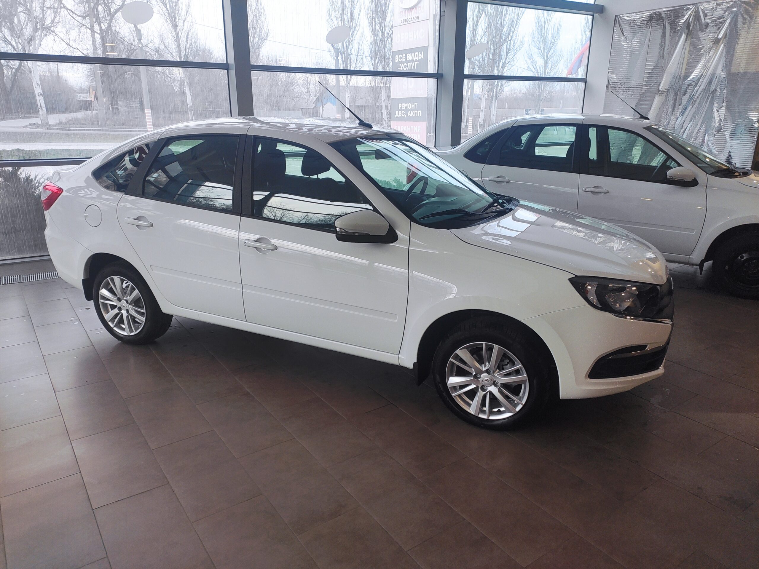 Lada Granta Лифтбэк 1.6 8 кл. (90 л.с.) 5МТ. Comfort + ПАКЕТ R15»  ЛЕГКОСПЛАВНЫЕ ДИСКИ. Белый. 2023 | Купить новый автомобиль в Донецке ДНР, в  наличии и под заказ | Автосалон Авангард