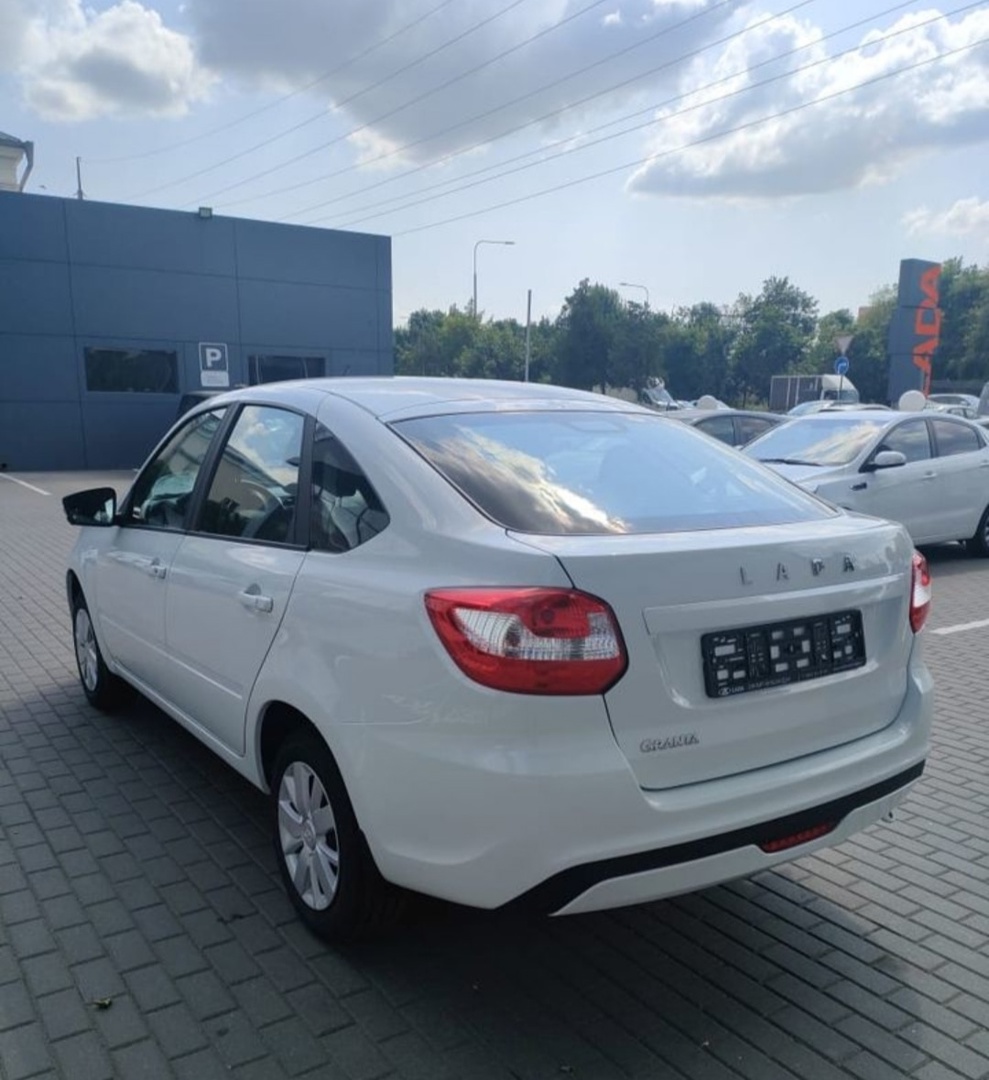 Lada Granta Лифтбэк 1.6 8 кл. 90 л.с. 5 МТ. Comfort. Белый. 2023 | Купить  новый автомобиль в Донецке ДНР, в наличии и под заказ | Автосалон Авангард