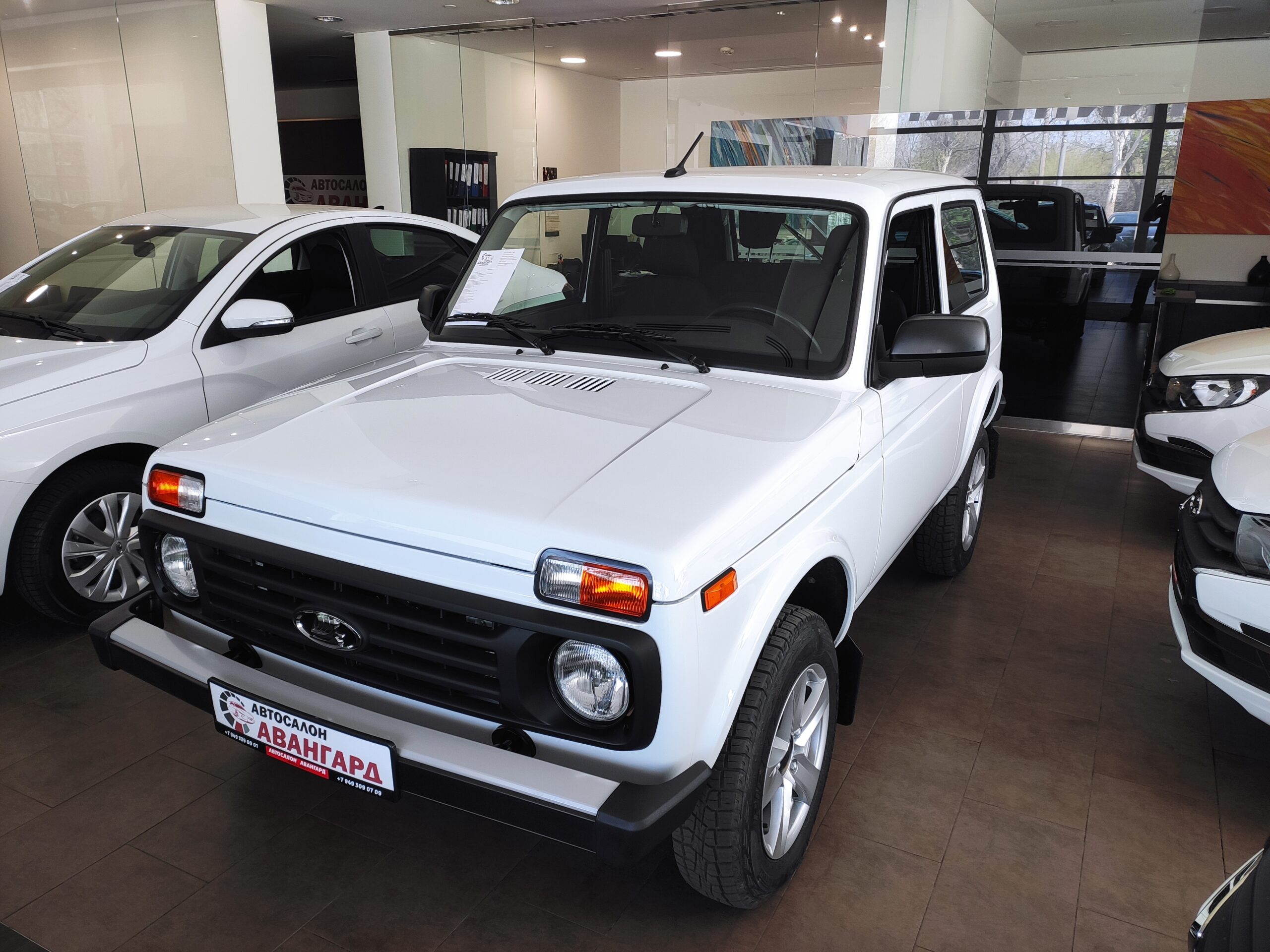 LADA NIVA LEGEND 3 ДВ. 1.7 л (83 л.с.), 5МТ, Luxe, Белый. 2024 | Купить новый  автомобиль в Донецке ДНР, в наличии и под заказ | Автосалон Авангард